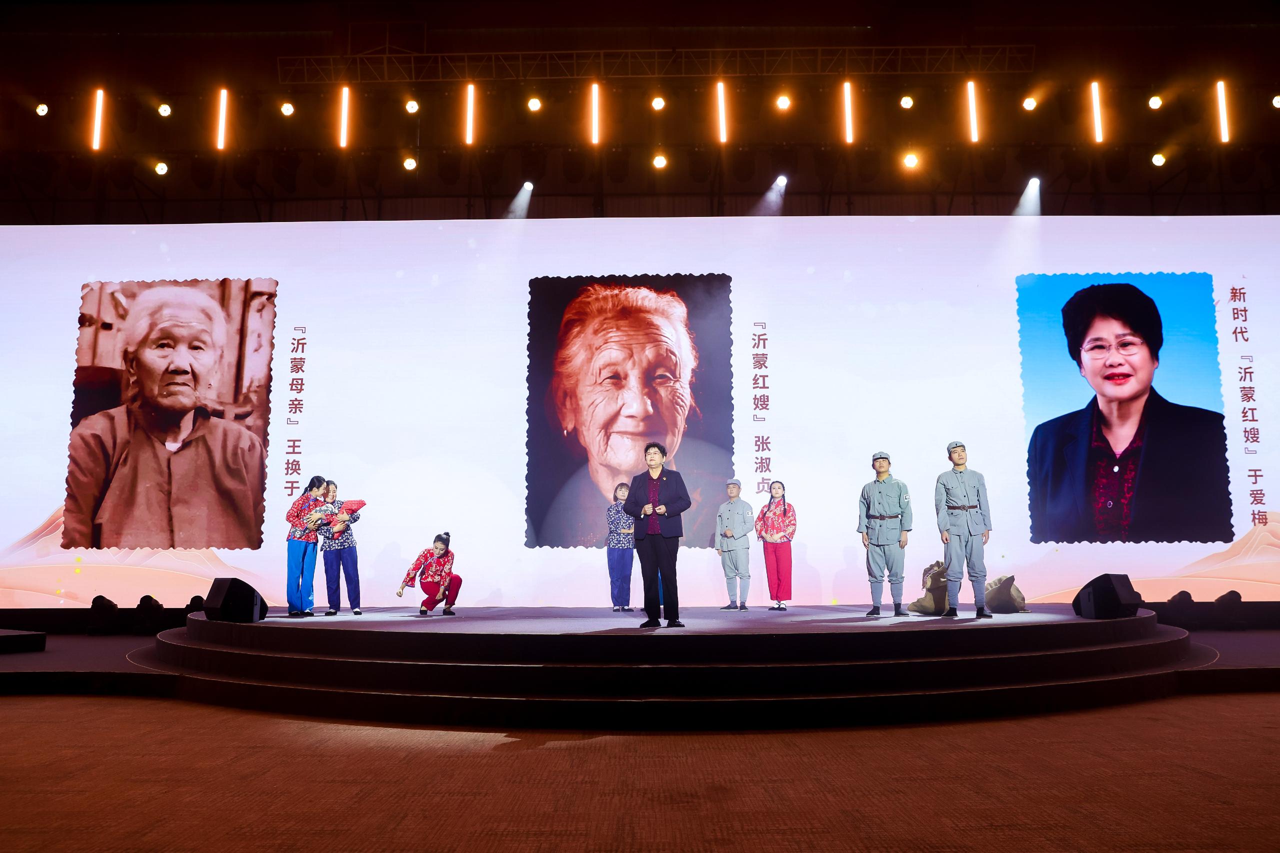 “何以中國·弦歌不輟”網(wǎng)絡(luò)主題活動現(xiàn)場，于愛梅講述“沂蒙紅嫂”的故事。人民視頻供圖。