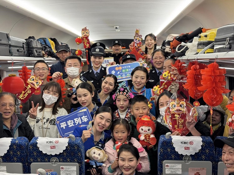 春節(jié)期間，在中老鐵路磨萬（磨丁—萬象）段，鐵路客運(yùn)員工與乘客合影留念。李加勇攝