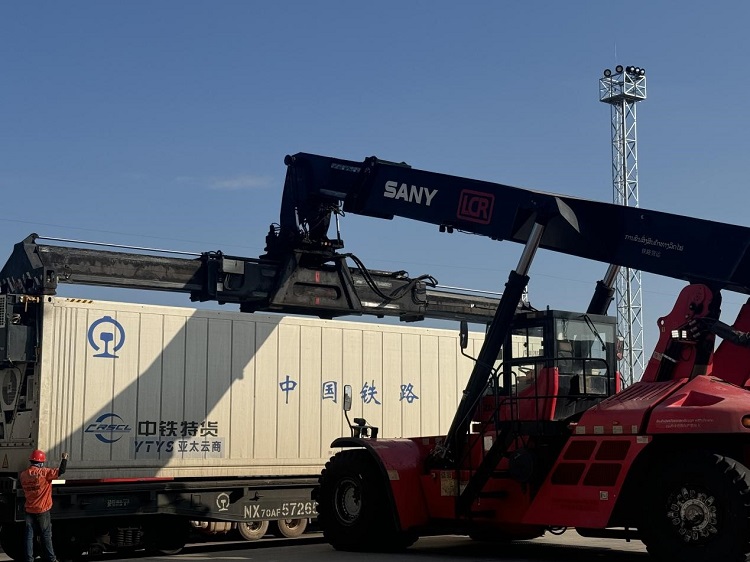 春節(jié)期間，起重機(jī)吊裝即將發(fā)運(yùn)的冷鏈集裝箱。李加勇攝