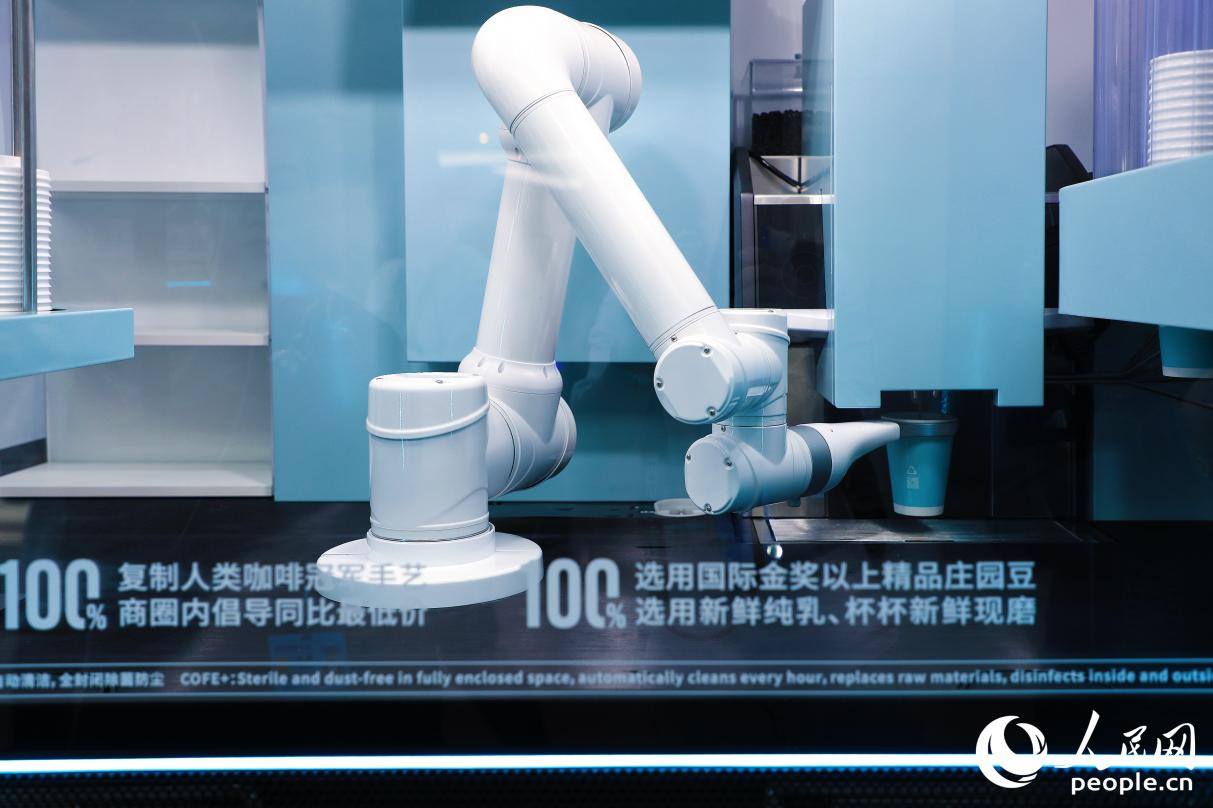 機(jī)器人現(xiàn)磨咖啡。人民網(wǎng) 李唯一攝