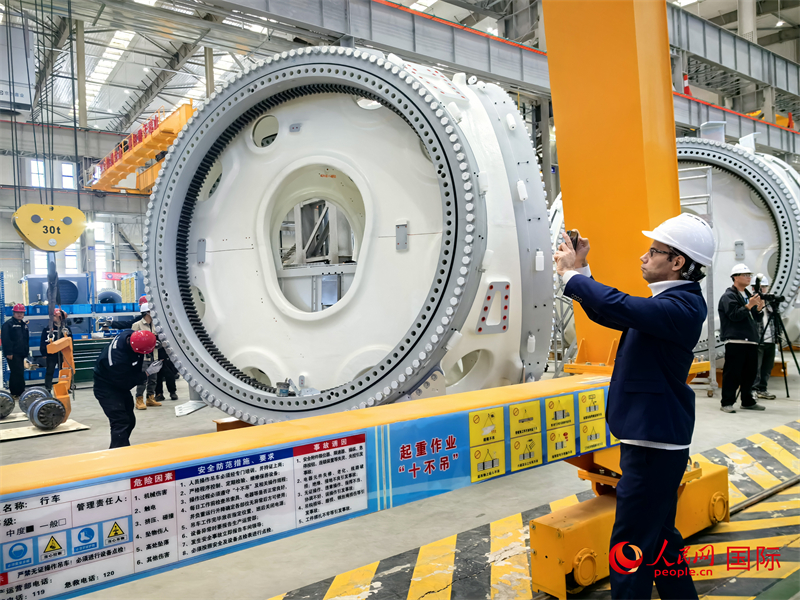 外媒記者參觀位于烏蘭察布察哈爾高新技術(shù)開發(fā)區(qū)的運達風(fēng)電裝備制造廠房。人民網(wǎng) 楊春燕攝