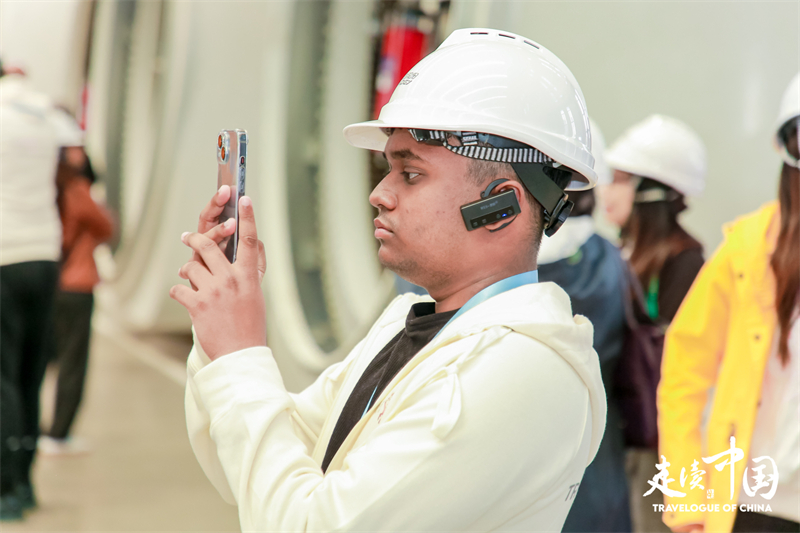 斐濟廣播公司記者尼基爾·庫馬爾（Nikhil Kumar）參觀運達風(fēng)電裝備制造廠房。環(huán)球網(wǎng)供圖