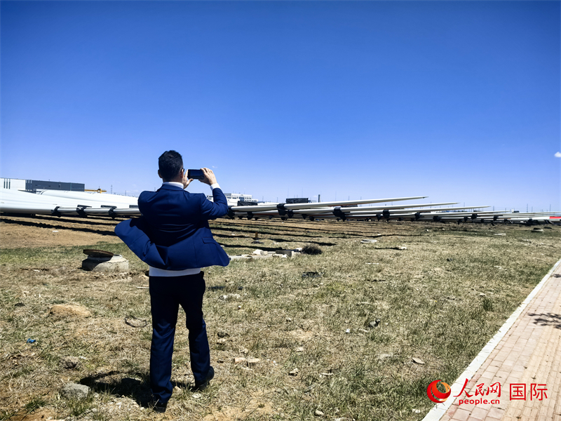 外媒記者拍攝廠房外的風(fēng)力渦輪發(fā)電機的巨型漿葉。人民網(wǎng) 楊春燕攝