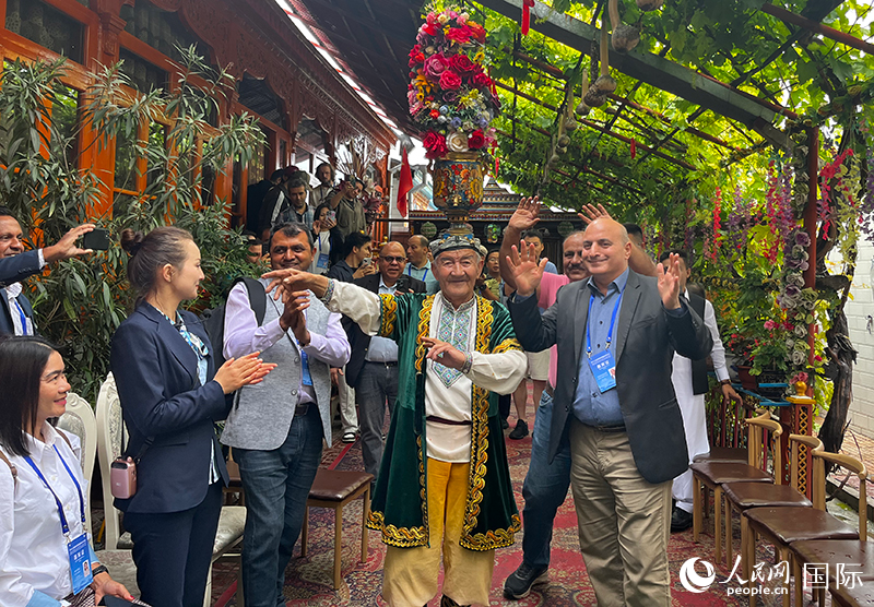 5月24日，外國媒體人在伊寧市喀贊其民俗旅游區(qū)參觀體驗。 人民網(wǎng)記者 翟轉麗攝