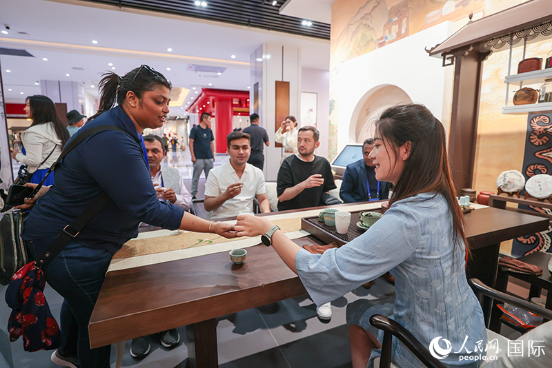 5月25日，外國媒體人在霍爾果斯國際邊境合作中心中國文化館參觀。人民網(wǎng)記者 張武軍攝