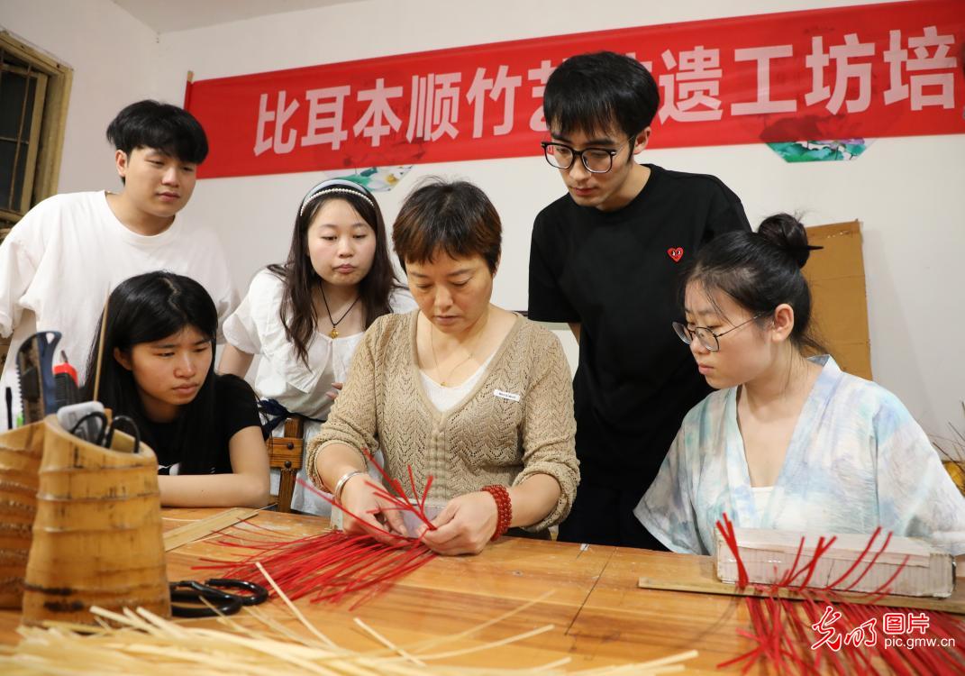 直播助農(nóng)、健康義診、扮靚街巷……青年學(xué)子暑期返鄉(xiāng)服務(wù)桑梓