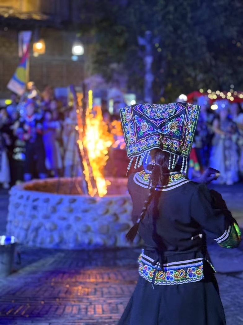 2025年7月，貴州烏江寨“萬人打跳夜”現(xiàn)場。受訪者供圖