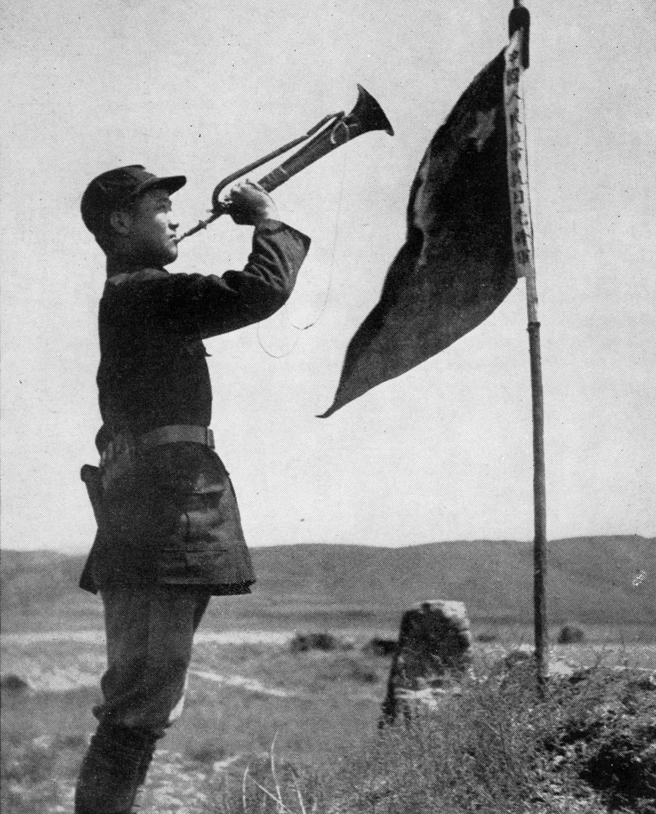 斯諾在預(yù)旺堡拍攝的紅軍司號(hào)員，他身邊的旗子上寫(xiě)著“中國(guó)人民紅軍抗日先鋒隊(duì)”。