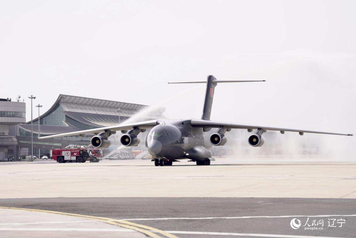 沈陽桃仙國際機(jī)場以“過水門”最高禮遇迎接英烈回家。人民網(wǎng)記者 邱宇哲攝