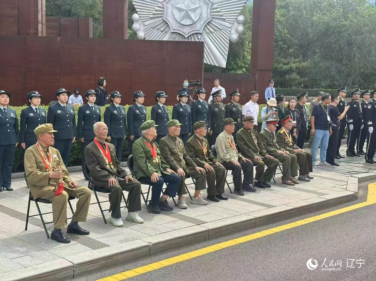 沈陽抗美援朝烈士陵園門前，志愿軍老戰(zhàn)士等候戰(zhàn)友的歸隊(duì)。人民網(wǎng)記者 周頌雪攝