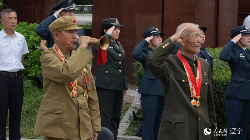 志愿軍老戰(zhàn)士南啟祥再次為戰(zhàn)友吹響了沖鋒號。人民網(wǎng)記者 周頌雪攝