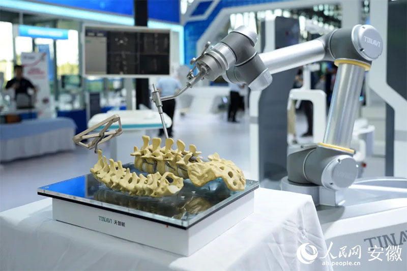 2024世界制造業(yè)大會上展出的骨科手術(shù)機器人。人民網(wǎng)記者 王銳攝