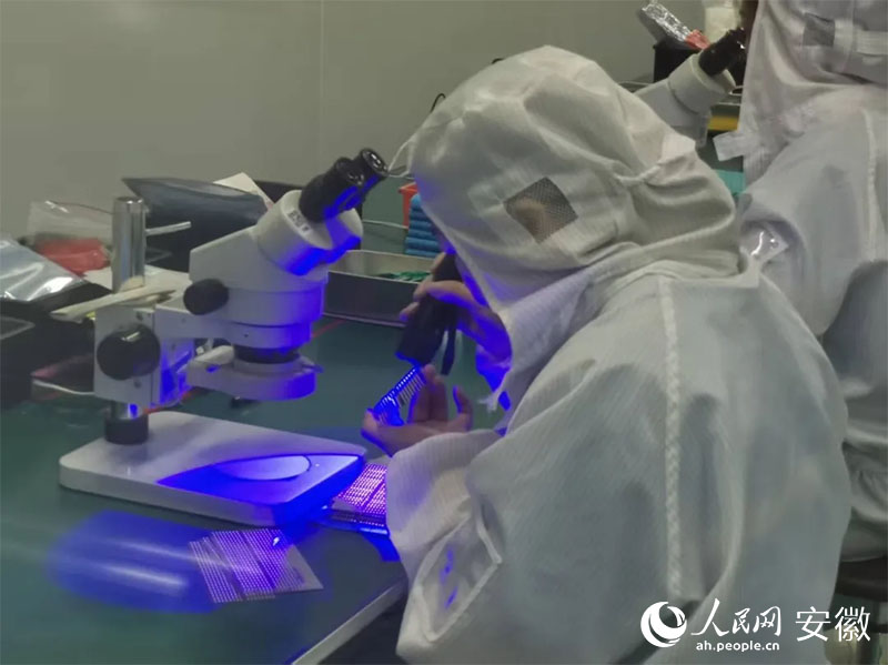 金張科技帶動下，超100家功能膜新材料企業(yè)在太湖縣集聚。人民網(wǎng)記者 胡雨松攝