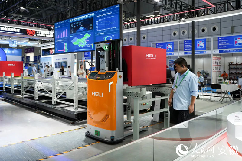 2024世界制造業(yè)大會上，合力將智能數(shù)據(jù)工廠系統(tǒng)帶進展會。人民網(wǎng)記者 王銳攝