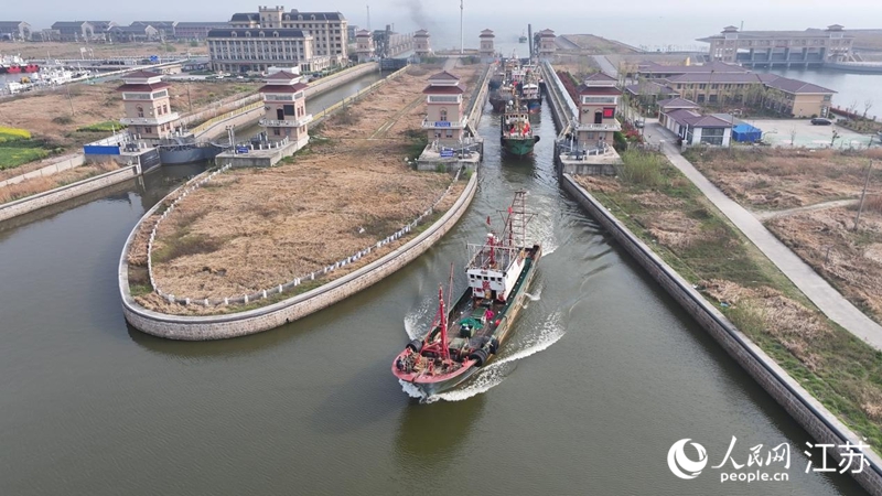 接鮮船駛過南通啟東呂四漁港船閘。人民網(wǎng)記者 余樂攝