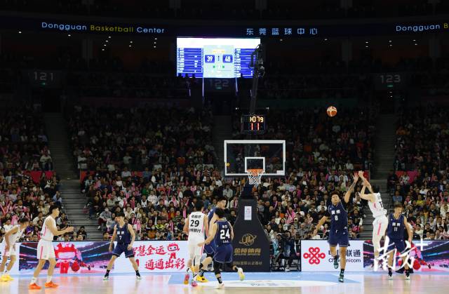 11月12日，十五運(yùn)會男籃成年組決賽，現(xiàn)場有序而熱烈。張由瓊 攝