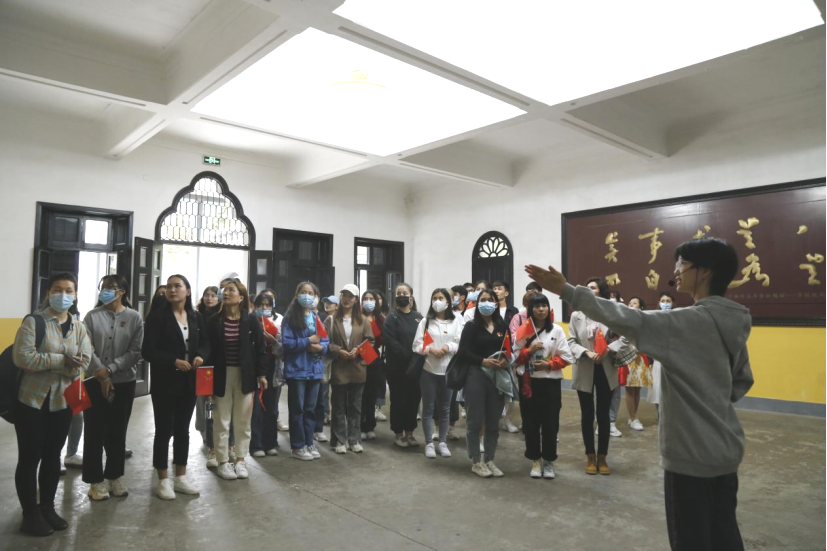 2021年5月20日，在喜迎中國(guó)共產(chǎn)黨建黨100周年之際，我校開(kāi)展了少數(shù)民族學(xué)生“學(xué)黨史、感恩黨、跟黨走”紅色研學(xué)活動(dòng)。