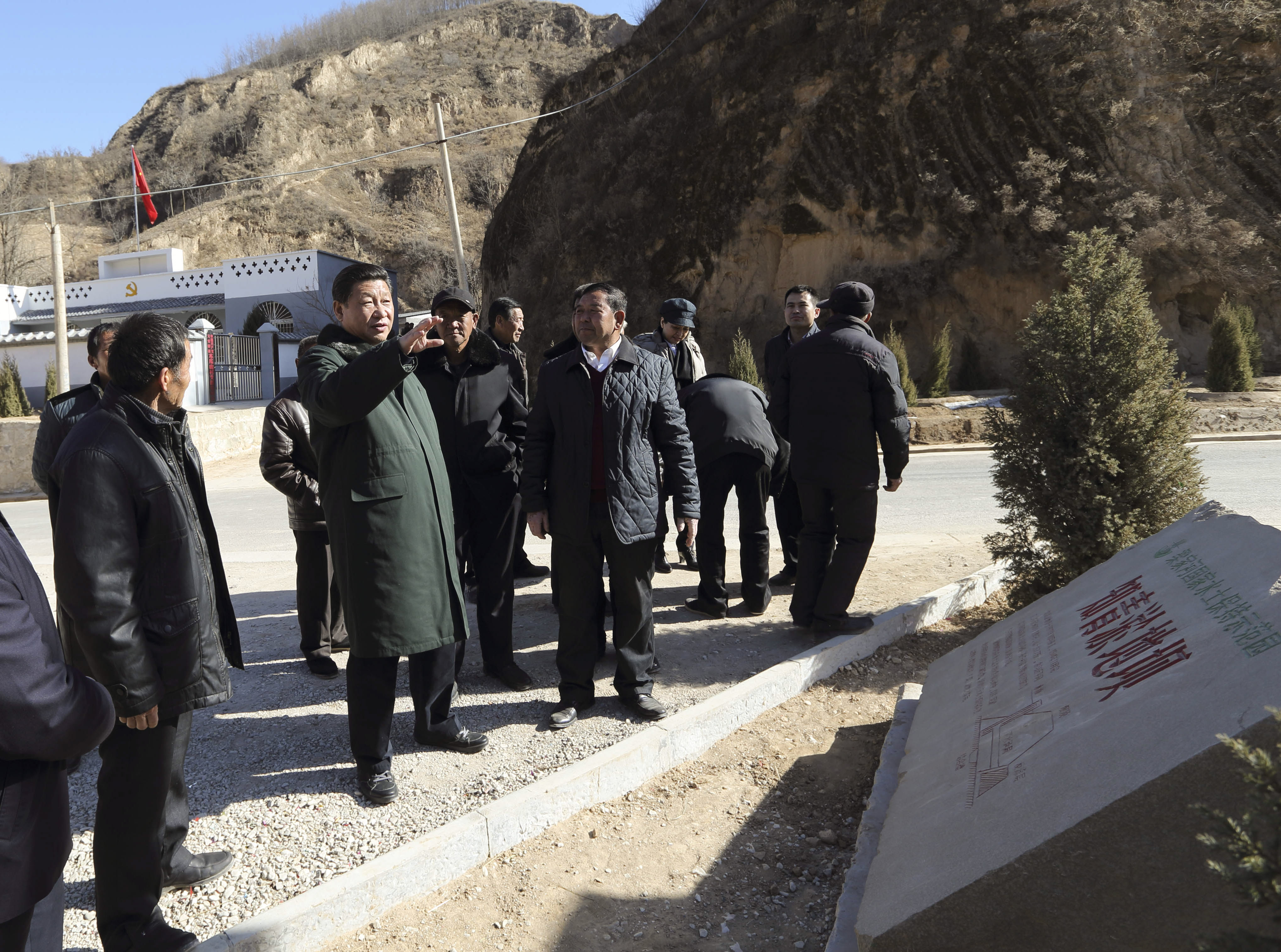 2015年春節(jié)前夕，習(xí)近平來到陜西考察調(diào)研，第一站便來到延安市延川縣梁家河村。新華社 發(fā)