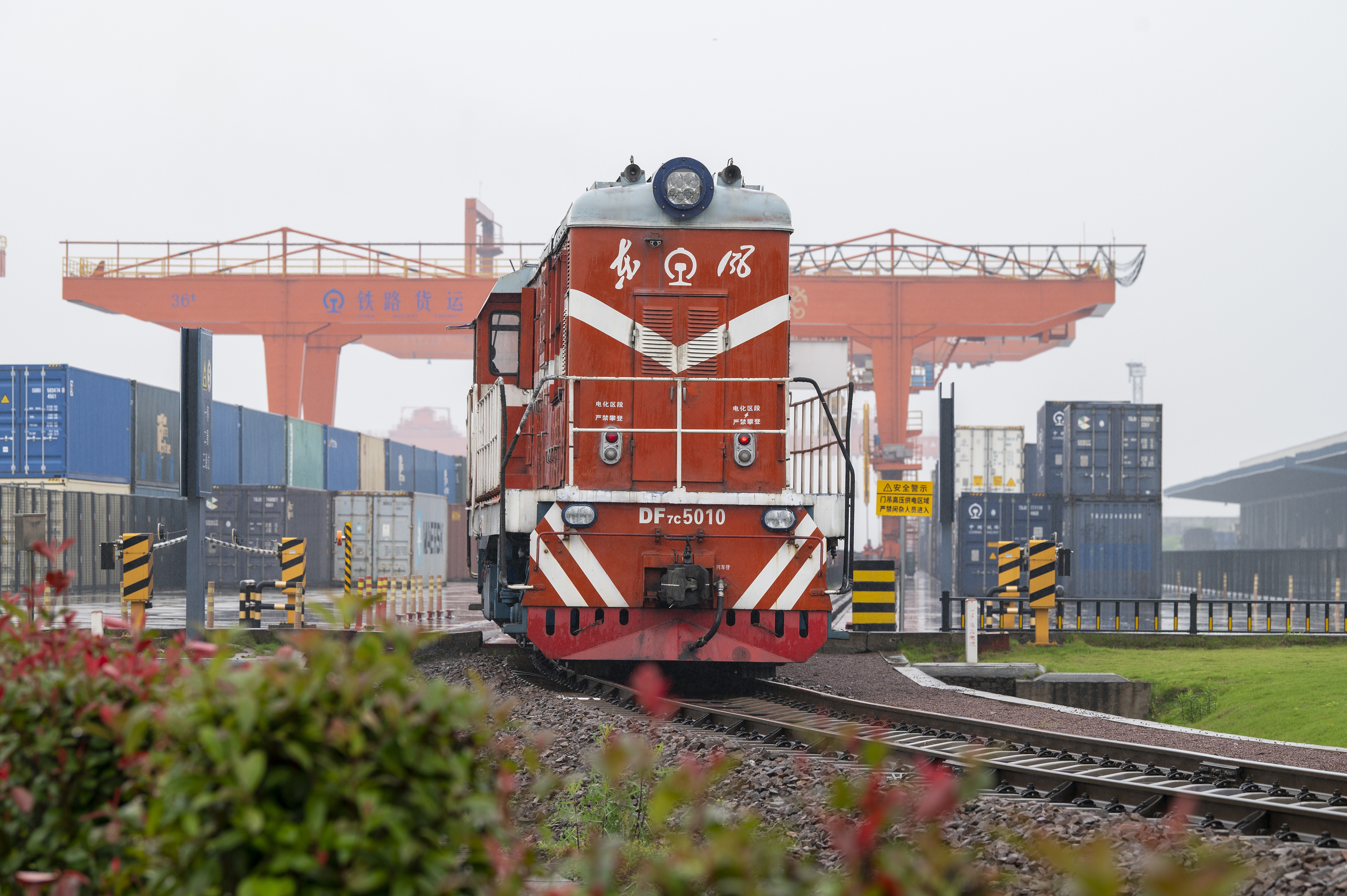 2024年5月5日，“五一”假期最后一天。在浙江省金華市金東區(qū)鐵路金華南站，一列滿載110標(biāo)箱的中歐班列緩緩啟程駛往匈牙利。