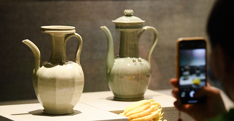 2021年9月14日，浙江省博物館，觀眾在拍攝北宋龍泉窯執(zhí)壺（左）和龍泉青瓷藝人劉杰制作的執(zhí)壺。