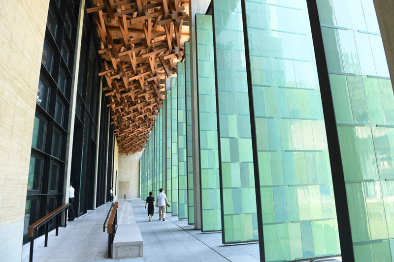 2022年7月23日，杭州國家版本館屋頂?shù)哪緲?gòu)和青瓷門扇相映成趣。