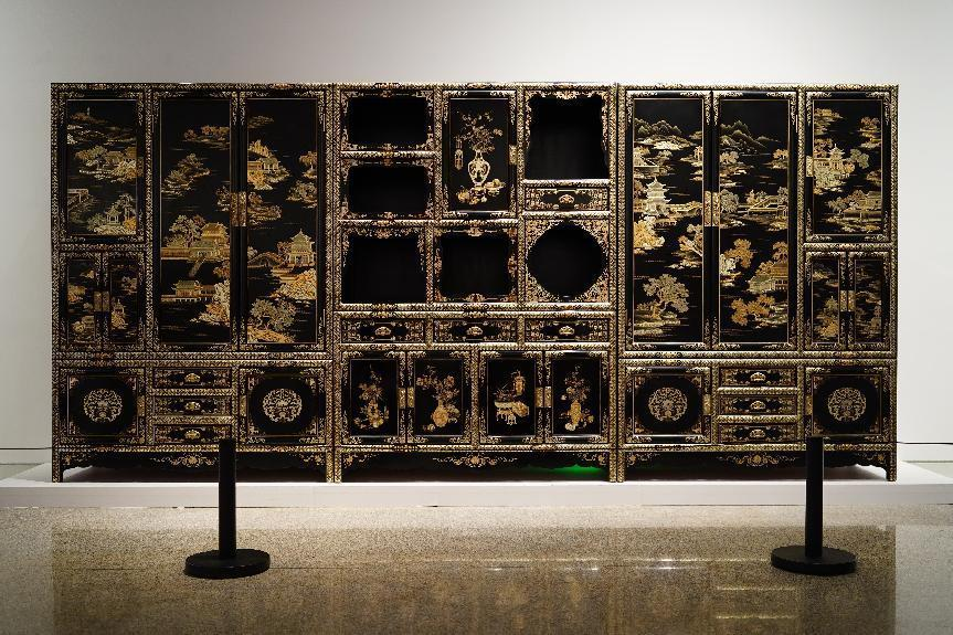 2023年7月9日，北京，中國工藝美術(shù)館·中國非物質(zhì)文化遺產(chǎn)館，“山西特色專業(yè)鎮(zhèn)平遙非遺雙寶中華行”展覽展出的推光漆器作品。