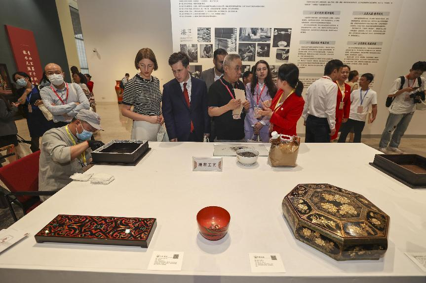 2023年5月28日，北京，推光漆器匠人為駐華使節(jié)展示技藝。
