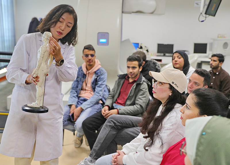 2023年4月19日，河北省秦皇島市中醫(yī)醫(yī)院醫(yī)務(wù)工作者為燕山大學(xué)外國留學(xué)生講解中醫(yī)經(jīng)絡(luò)知識。