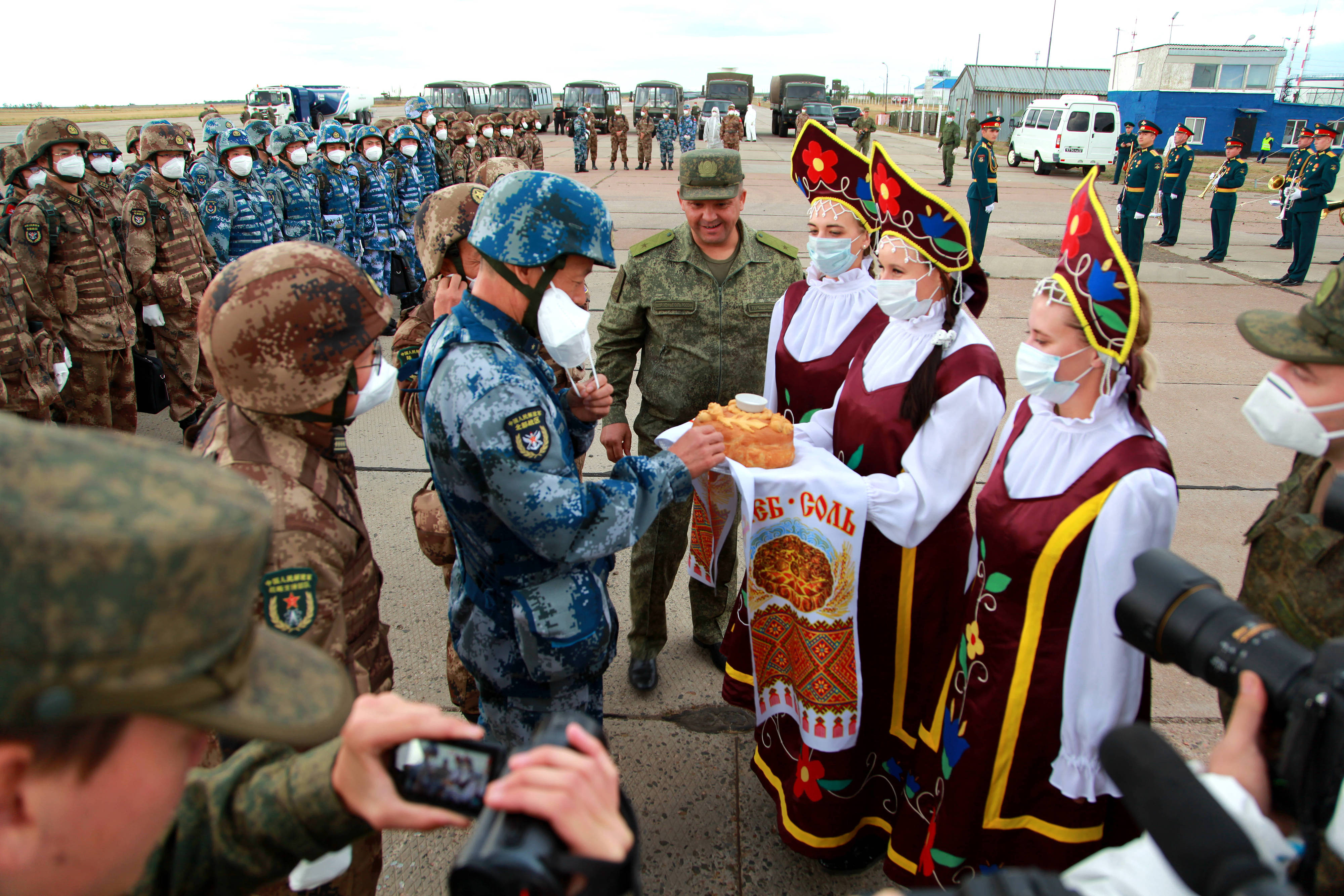 當(dāng)?shù)貢r(shí)間2021年9月10日，跨境參加“和平使命-2021”上海合作組織成員國(guó)聯(lián)合反恐軍演的中方部隊(duì)導(dǎo)演部抵達(dá)俄羅斯奧倫堡“東古茲”靶場(chǎng)演習(xí)地域。圖為俄方人員為中方人員舉行歡迎儀式。