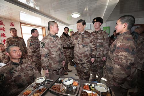 2014年1月26日中午，習(xí)近平來到連隊(duì)食堂，同戰(zhàn)士們一起用餐。新華社記者 李剛 攝