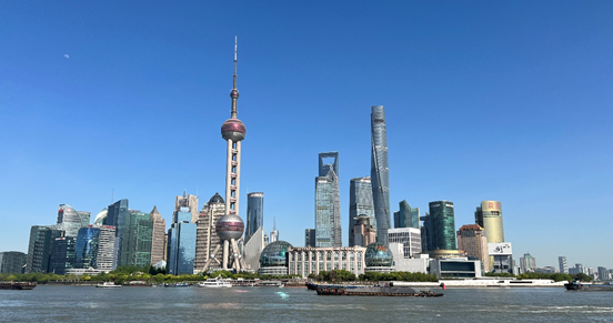 沿蘇州河遠(yuǎn)眺陸家嘴城市建筑群。人民網(wǎng) 馬作鵬 攝