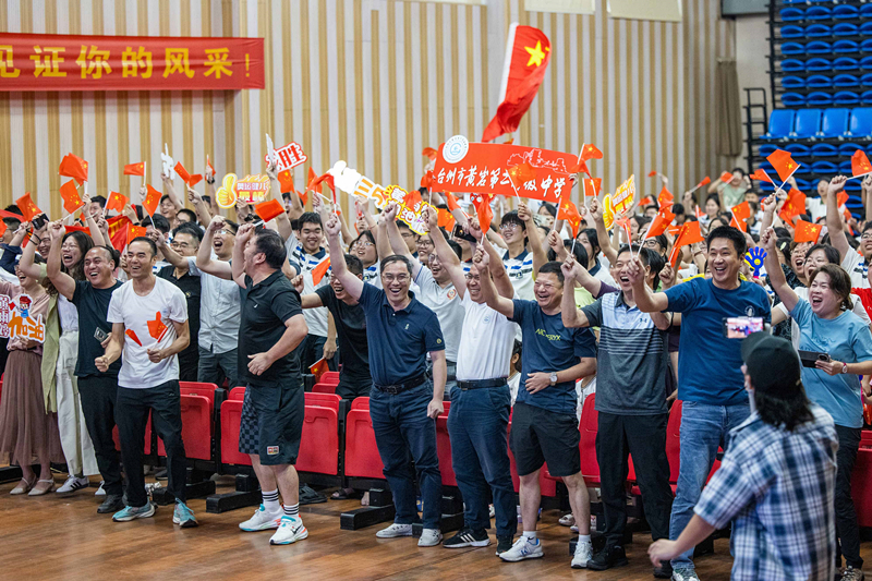 北京時間7月27日，2024年巴黎奧運會首個比賽日，在射擊10米氣步槍混合團體比賽中，中國選手黃雨婷/盛李豪獲得金牌。圖為黃雨婷的母校師生們通過收看奧運直播的方式為她加油助威。