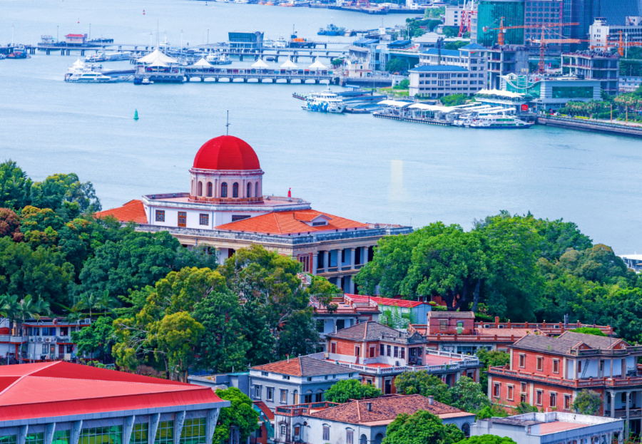 鼓浪嶼素有“萬(wàn)國(guó)建筑博物館”的美譽(yù)，八卦樓作為全國(guó)重點(diǎn)文物保護(hù)單位，是鼓浪嶼世界文化遺產(chǎn)核心要素之一。楊勁堅(jiān) 攝