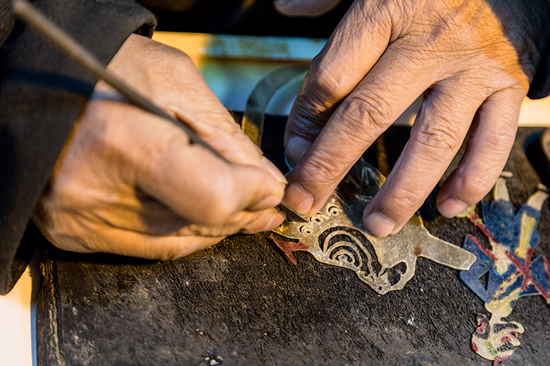 皮影非遺傳承人正在制作皮影。