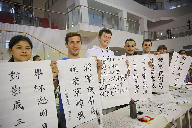 2017年6月5日，來自青島大學(xué)和中國(guó)石油大學(xué)（華東）的外國(guó)留學(xué)生在展示剛剛現(xiàn)場(chǎng)完成的書法作品。