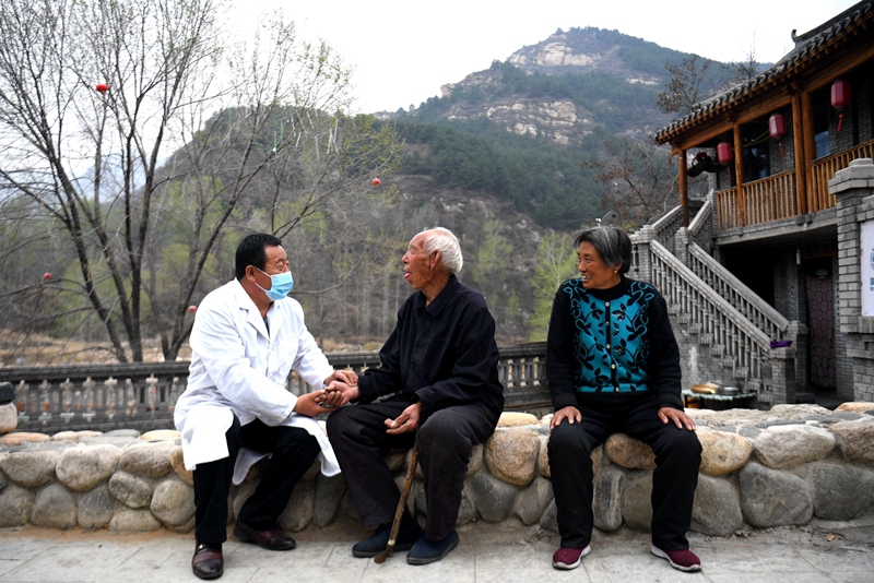 2020年4月15日，在河北阜平縣龍泉關(guān)鎮(zhèn)駱駝灣村，村醫(yī)霍建國為村民把脈。