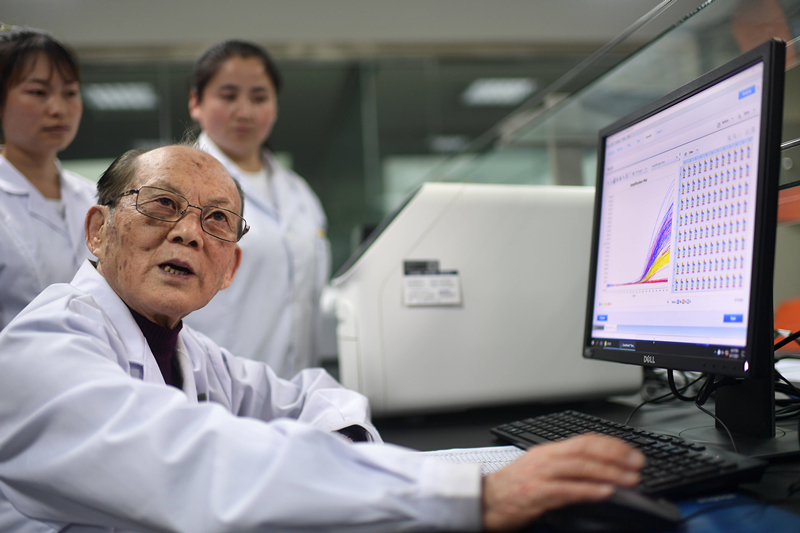 2021年6月17日，吳天一（前）在青海西寧的實驗室內(nèi)和學(xué)生討論。