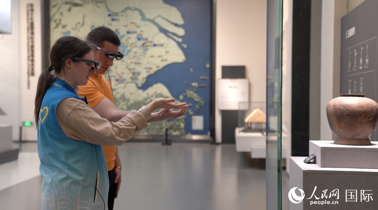 人民網(wǎng)外籍專家在良渚博物院體驗(yàn)AR眼鏡。人民網(wǎng)記者 袁蒙攝