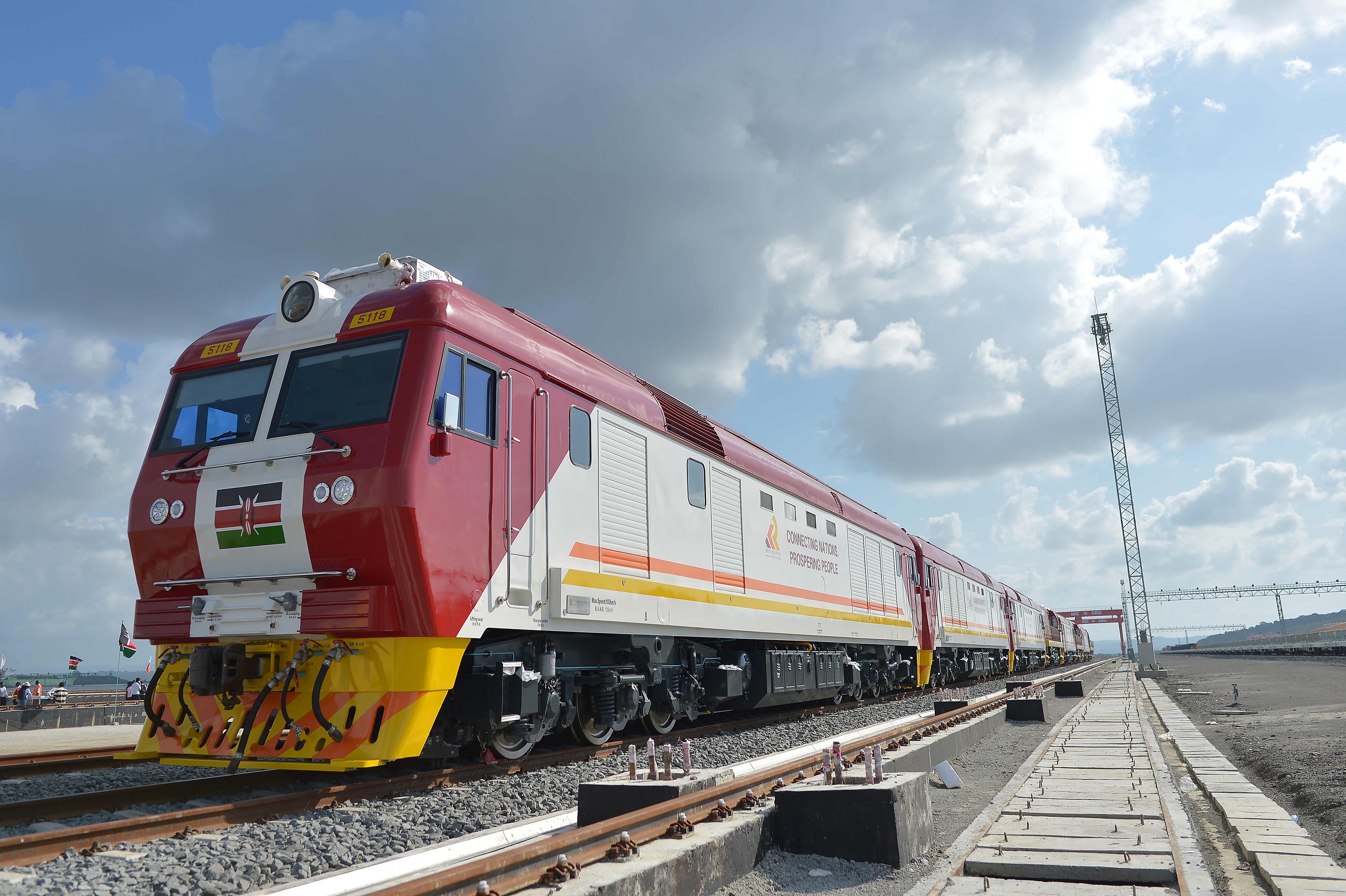 當?shù)貢r間2017年5月30日，肯尼亞蒙巴薩，連接肯尼亞港口城市蒙巴薩和首都內(nèi)羅畢的蒙內(nèi)鐵路正式竣工通車。