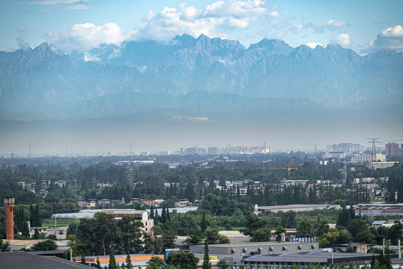 2024年7月1日，成都天氣晴好，遠(yuǎn)處雪山清晰可見。