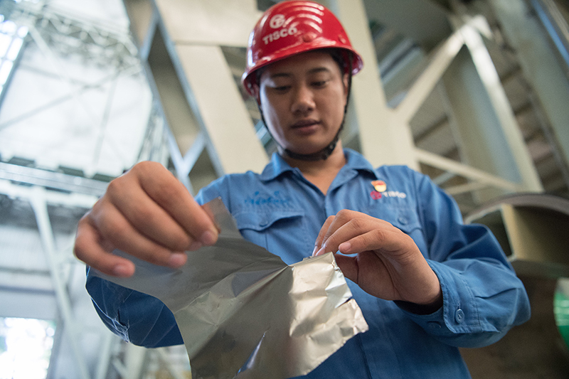 2018年8月8日，山西省太原市，太鋼精密帶鋼公司工作人員用手撕開不銹鋼。