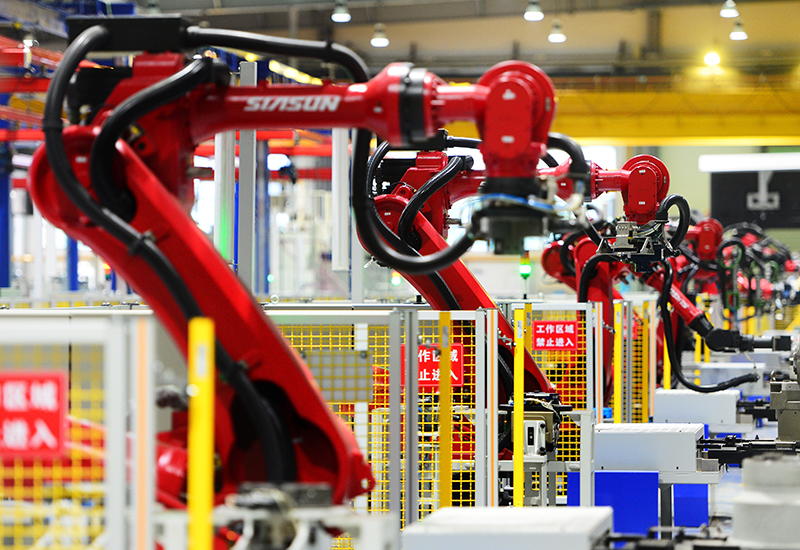 2019年11月22日，沈陽，一家數(shù)字化智能工廠內(nèi)，名為SR210的機器人正在自主地抓取各種零部件，快速組裝稍小的工業(yè)機器人。