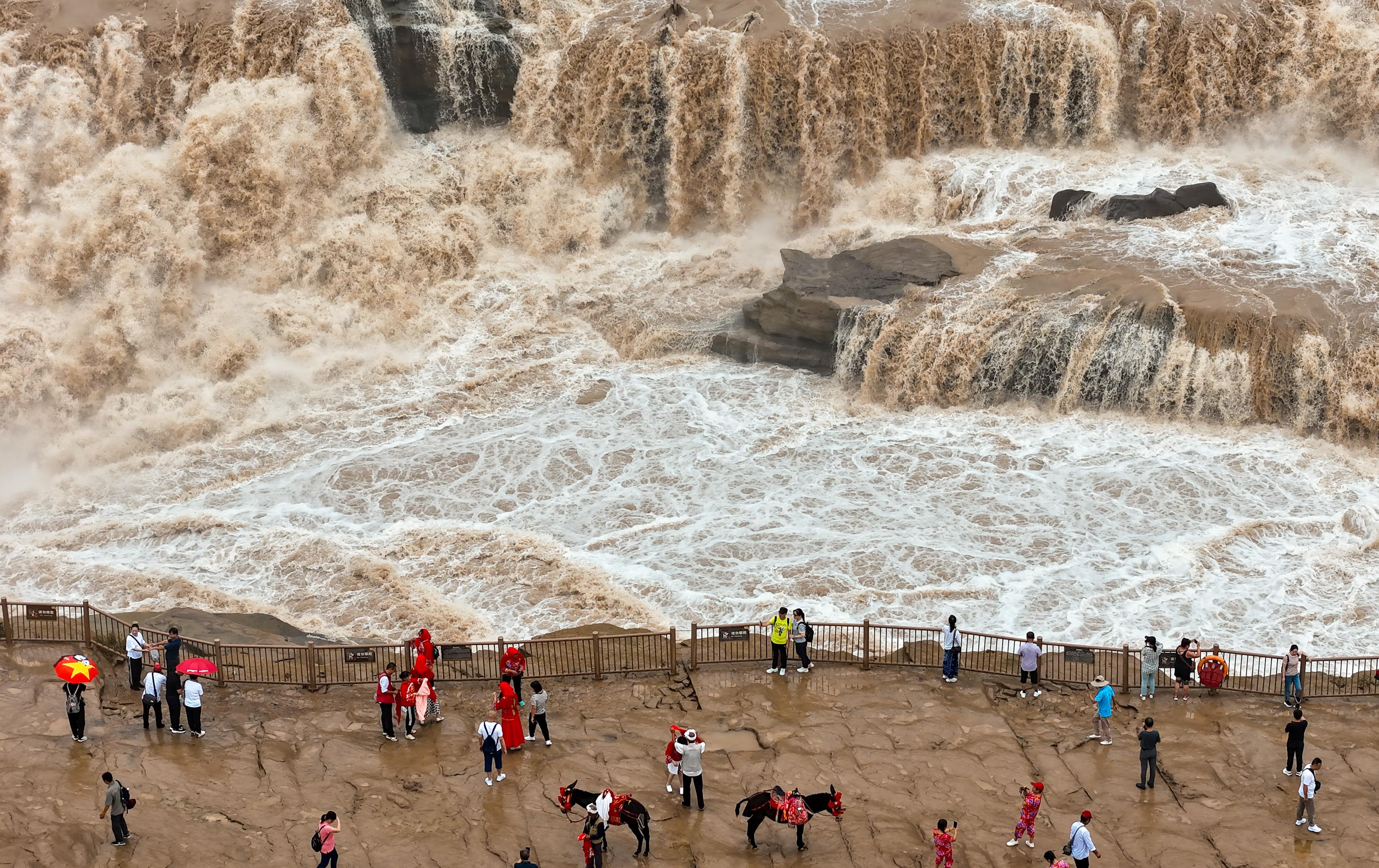 △2024年9月，游客在黃河壺口瀑布景區(qū)游覽。
