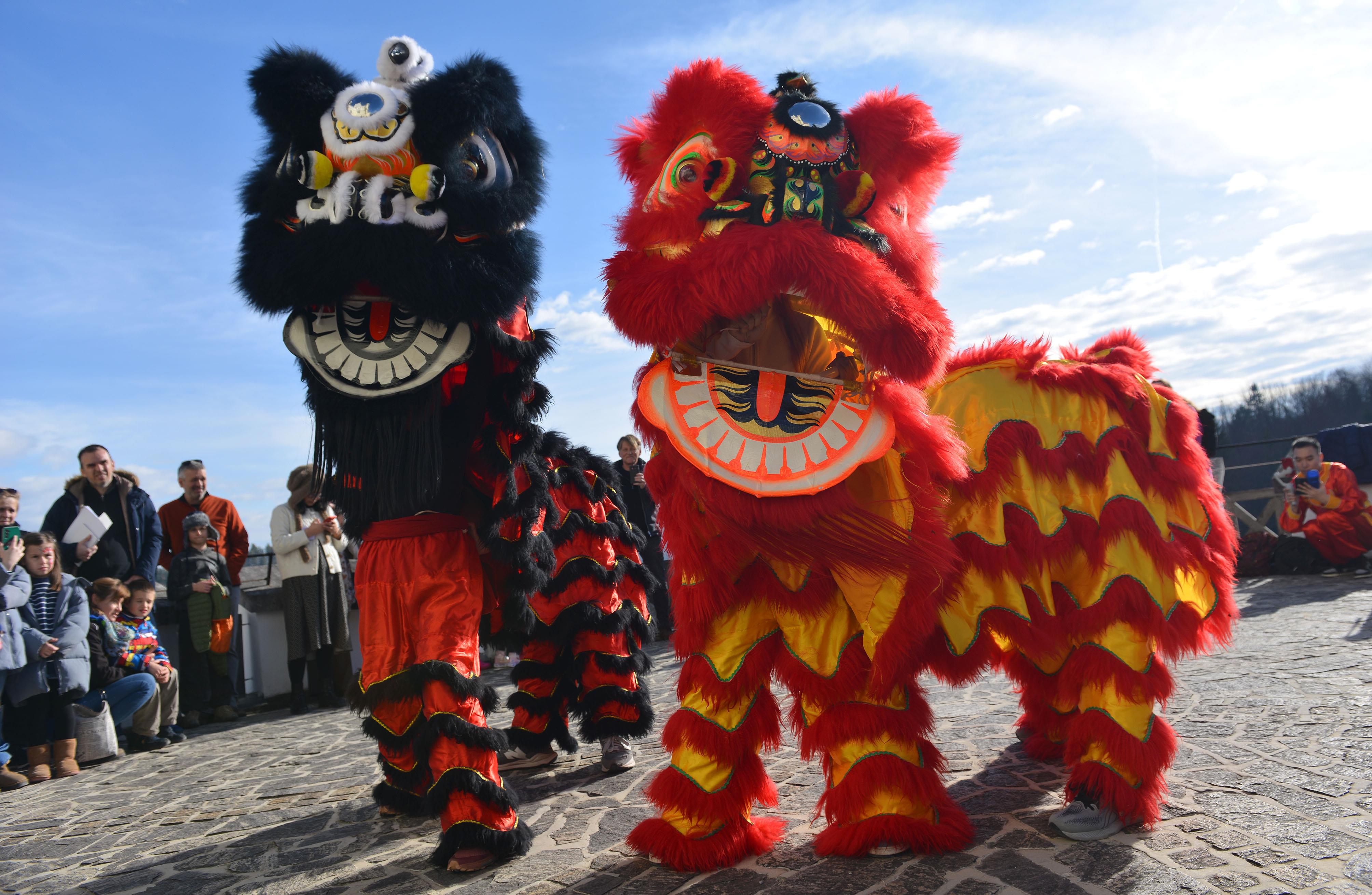 △當(dāng)?shù)貢r(shí)間2024年2月4日，克羅地亞克拉皮納，薩格勒布大學(xué)孔子學(xué)院舉辦一系列活動(dòng)，迎接中國(guó)農(nóng)歷龍年春節(jié)。