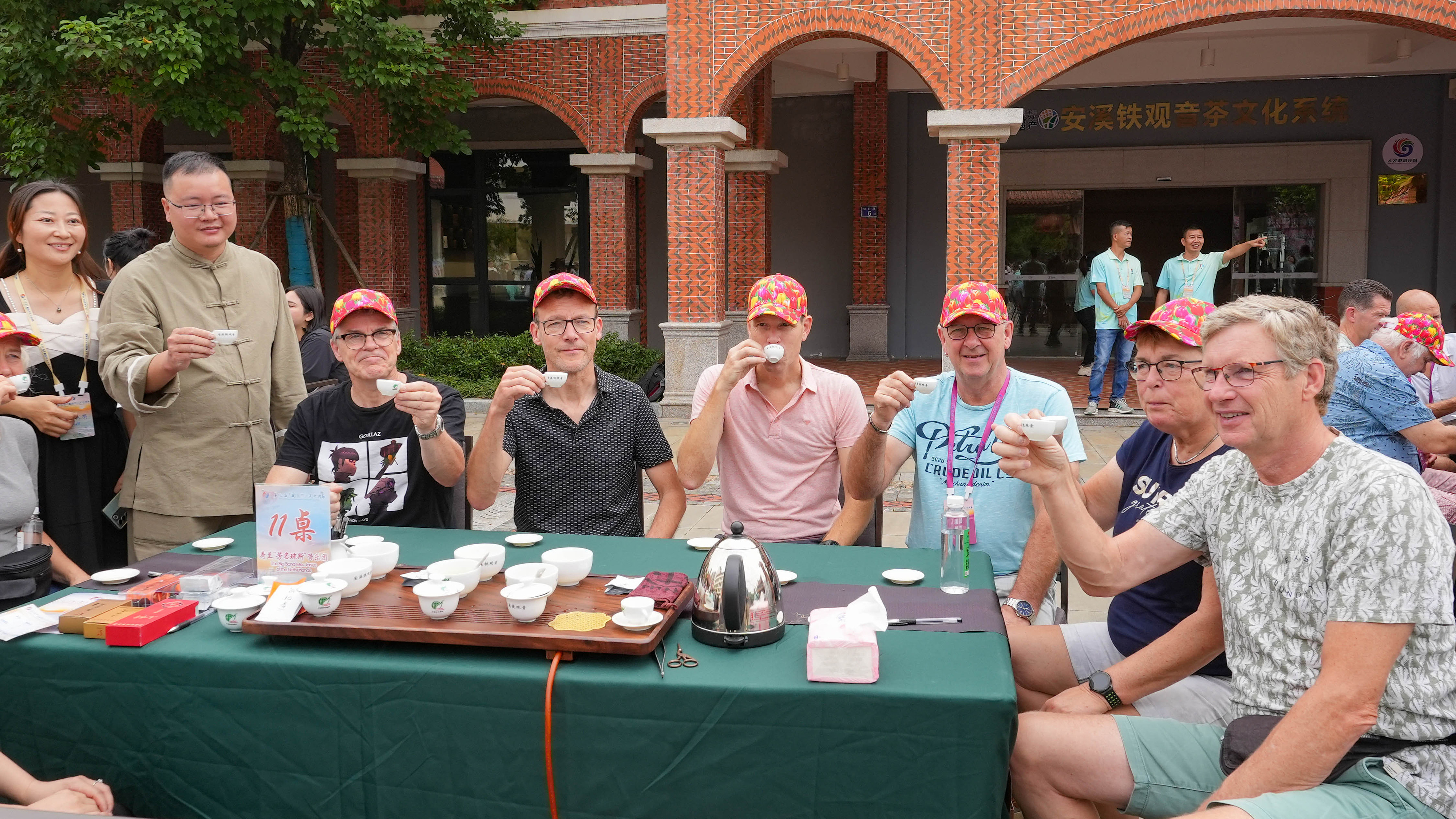 △2023年10月4日，福建泉州，外國人品中國茶。