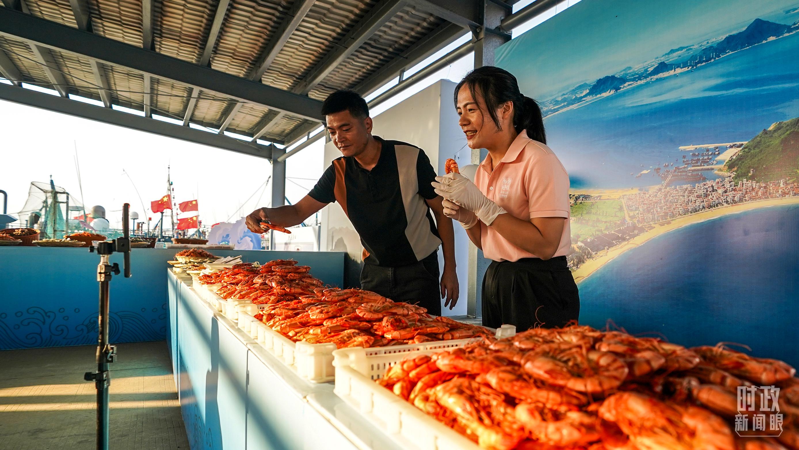 △正在直播賣貨的澳角村村民。（總臺記者李晉拍攝）