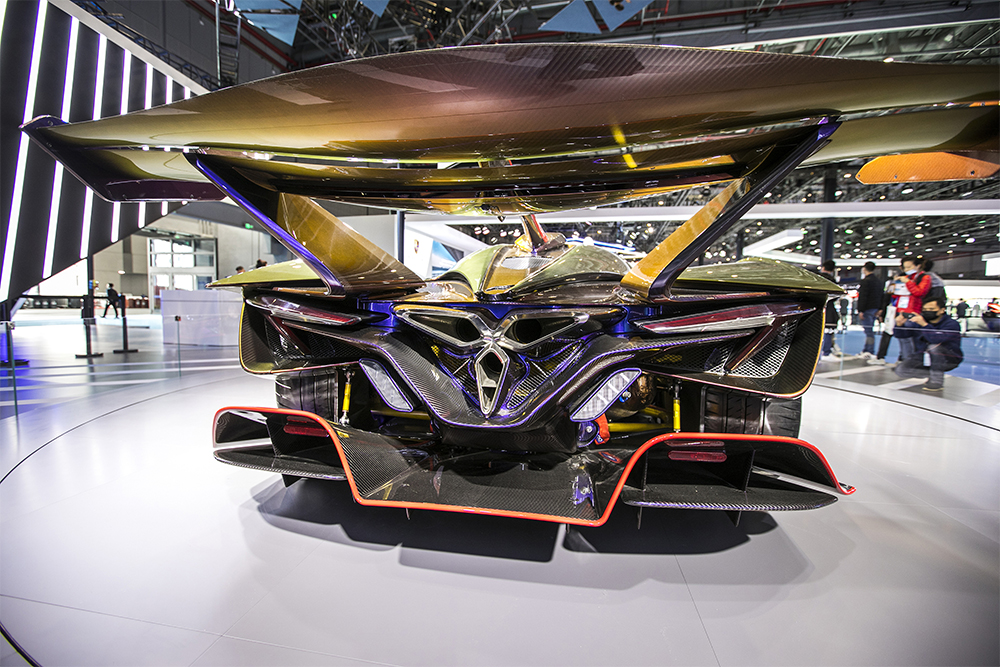 2020年11月5日，上海，來自德國(guó)的全球首款全碳纖維跑車亮相進(jìn)博會(huì)。該車總重量只有1250KG。