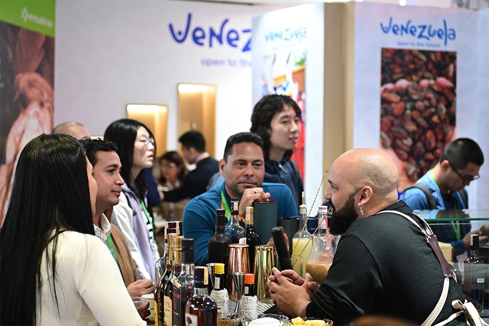 2023年11月9日，上海，觀眾在進(jìn)博會(huì)委內(nèi)瑞拉館參觀、交流、洽談。