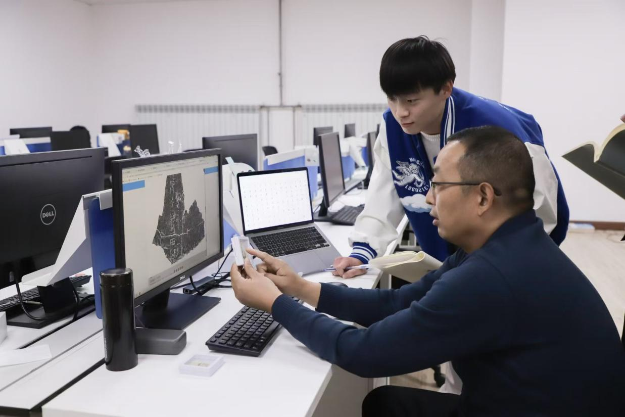 安陽師范學(xué)院甲骨文信息處理教育部重點實驗室，劉永革正在給學(xué)生講甲骨文。受訪者供圖