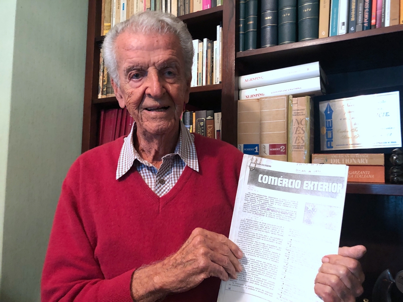 卡洛斯·塔瓦雷斯與其1971年發(fā)表的文章《中國的對外貿(mào)易》。資料圖片